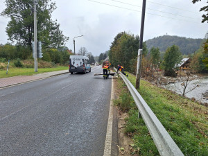 Silnice z Jeseníku směrem na Javorník je průjezdná. V České Vsi začal sloužit provizorní most