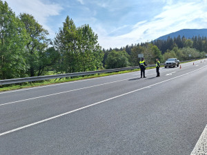 Silnice z Jeseníku směrem na Javorník je průjezdná. V České Vsi začal sloužit provizorní most