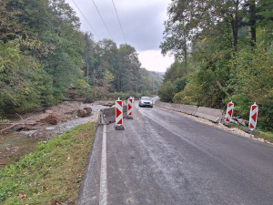 Silnice z Jeseníku směrem na Javorník je průjezdná. V České Vsi začal sloužit provizorní most