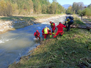 Před jedenácti dny strhl rozbouřený potok na Jesenicku auto, tři lidé jsou stále nezvěstní