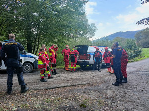 Před jedenácti dny strhl rozbouřený potok na Jesenicku auto, tři lidé jsou stále nezvěstní