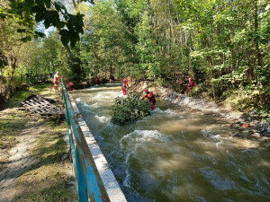 Před jedenácti dny strhl rozbouřený potok na Jesenicku auto, tři lidé jsou stále nezvěstní
