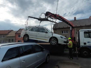 Prostějov odtáhl další čtyři vraky s propadlou technickou, které blokovaly ulice. Celkem už jde o desítky aut