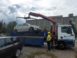 Prostějov odtáhl další čtyři vraky s propadlou technickou, které blokovaly ulice. Celkem už jde o desítky aut