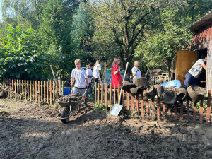 Náročný úklid zdaleka nekončí. Oblasti zdevastované povodněmi dál potřebují pomoc dobrovolníků