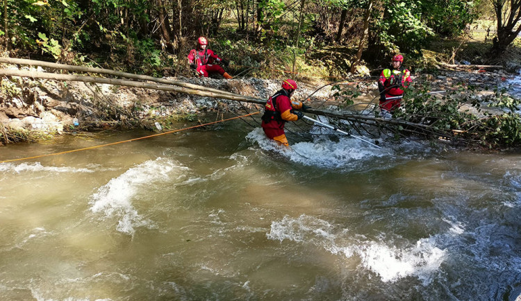 Pátrání po posádce osobního auta strženého rozvodněným potokem trvá už více než týden