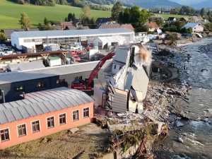 VIDEO: Rozbouřený živel nebezpečně naklonil trafostanici na Jesenicku. Hasiči budovu zdemolovali