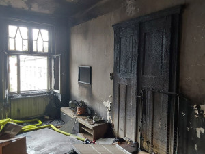 Plameny a kouř pohltily byt v centru Prostějova, dva lidé skončili v péči záchranářů