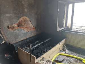 Plameny a kouř pohltily byt v centru Prostějova, dva lidé skončili v péči záchranářů