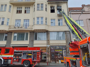 Plameny a kouř pohltily byt v centru Prostějova, dva lidé skončili v péči záchranářů