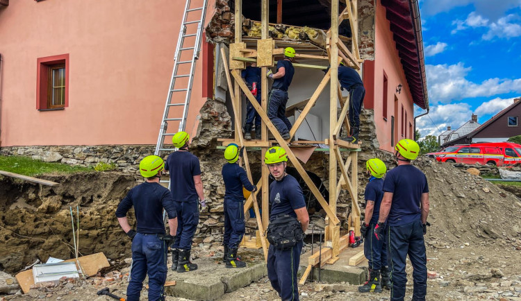 VIDEO: Na Jesenicku hasiči zachraňují poškozené budovy. Odříznutá místa se dočkají nových mostů