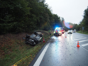 Čtyřicetiletá řidička převrátila u Mírovského Gruntu auto na střechu. Skončila v příkopu