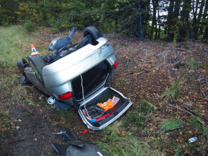Čtyřicetiletá řidička převrátila u Mírovského Gruntu auto na střechu. Skončila v příkopu
