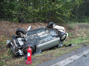 Čtyřicetiletá řidička převrátila u Mírovského Gruntu auto na střechu. Skončila v příkopu