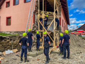 VIDEO: Na Jesenicku hasiči zachraňují poškozené budovy. Odříznutá místa se dočkají nových mostů