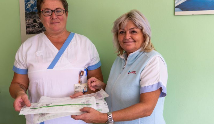 Zdravotníci z ortopedicko-traumatologického oddělení prostějovské nemocnice využívají novou variantu obvazů