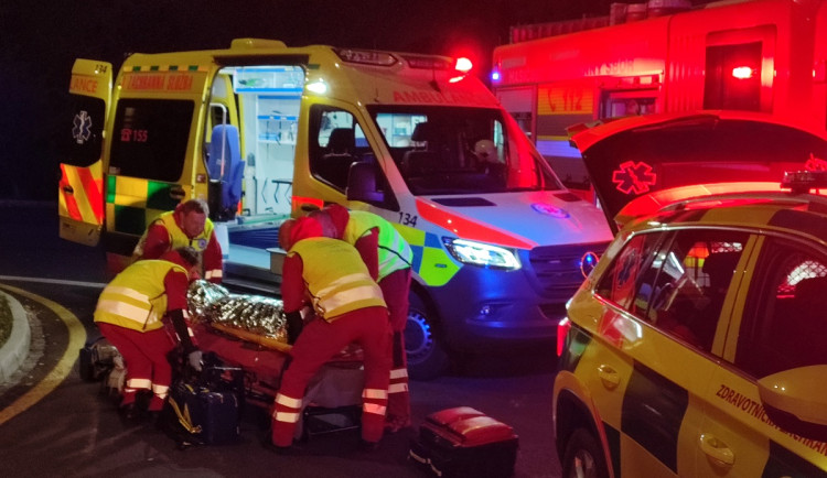 Muž v ostravském Zábřehu vběhl pod kola projíždějícímu autu. Řidič nestihl včas zabrzdit