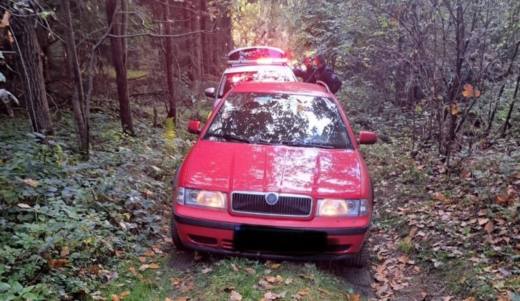 Mladý muž se zákazem řízení ujížděl před policií. Zastavila ho až prostřelená pneumatika