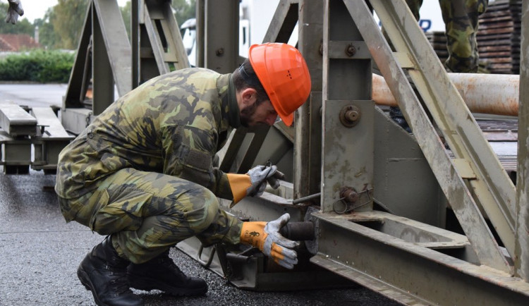 VIDEO: Na Jesenicko míří desítka armádních mostů. První vyroste už tento týden v Bělé pod Pradědem