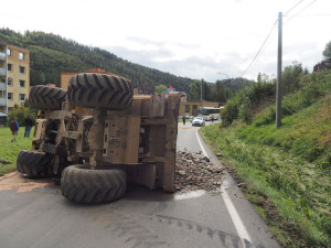 Řidič převrátil na silnici v Hanušovicích sklápěč s kamením. Zkouška na alkohol byla pozitivní