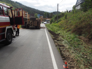 Řidič převrátil na silnici v Hanušovicích sklápěč s kamením. Zkouška na alkohol byla pozitivní