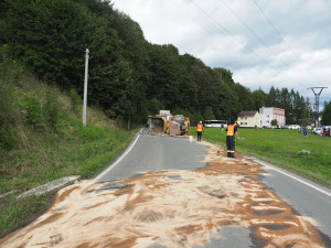 Řidič převrátil na silnici v Hanušovicích sklápěč s kamením. Zkouška na alkohol byla pozitivní