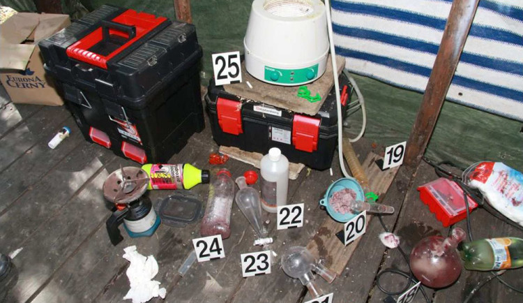 Úspěšná razie v chatě. Policisté zatkli v Přerově recidivistu přímo při výrobě pervitinu