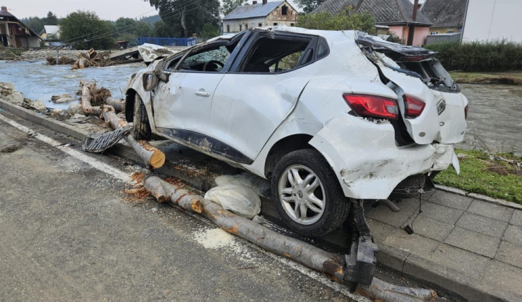 VIDEO: Auto v temnotě spadlo do rozvodněné řeky. Hasiči zachránili život polskému páru