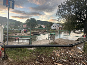 Na všechna místa Jesenicka se pitná voda vrátí až v řádu týdnů. Nyní jsou zde desítky cisteren