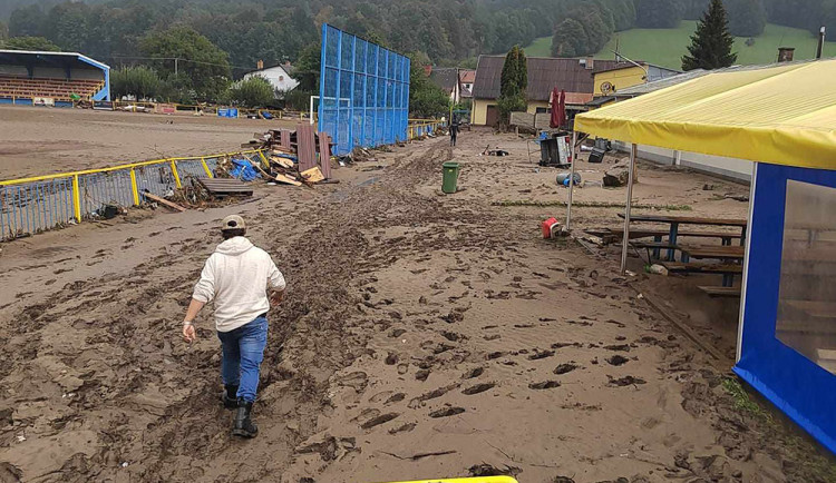 Sportovní areál v České Vsi pod nánosem povodňového bahna