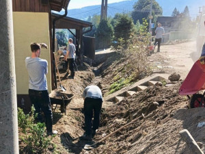 Vězni pomáhají s odstraňováním škod po záplavách. Na Jesenicku se jich zapojilo již sedm stovek