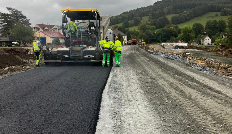 Povodněmi zdemolovaná silnice v České Vsi je po rychlé opravě znovu v provozu