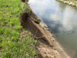 VIDEO: Část cyklostezky Bečva zmizela, smetla ji velká voda. Obnovy se dočká nejdříve za dva roky