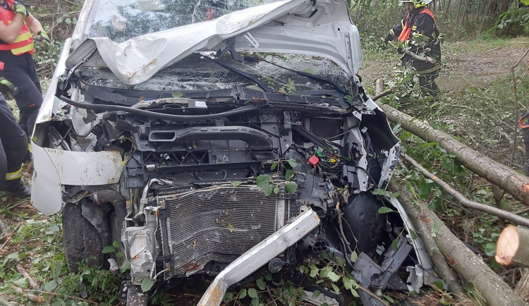 Autobus v plamenech či zdevastované auto na D35. Hasiči v Olomouckém kraji řešili náročné zásahy