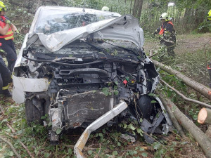 VIDEO: Autobus v plamenech či zdevastované auto na D35. Hasiči v Olomouckém kraji řešili náročné zásahy