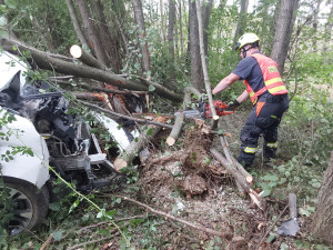 Autobus v plamenech či zdevastované auto na D35. Hasiči v Olomouckém kraji řešili náročné zásahy