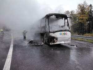 Autobus v plamenech či zdevastované auto na D35. Hasiči v Olomouckém kraji řešili náročné zásahy