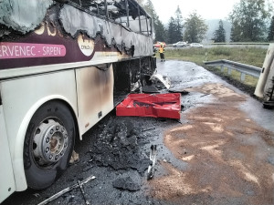 Autobus v plamenech či zdevastované auto na D35. Hasiči v Olomouckém kraji řešili náročné zásahy