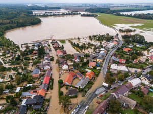 Podmáčené stromy, sesuvy půdy, ale i zvýšený výskyt potkanů. Krizový štáb má tři týdny po povodních stále napilno