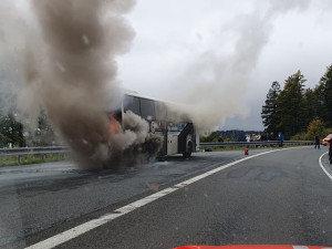 Autobus v plamenech či zdevastované auto na D35. Hasiči v Olomouckém kraji řešili náročné zásahy