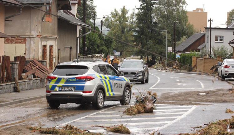 Práce policistů během povodní byla klíčová. Mnozí nasazovali vlastní životy