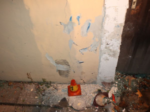 Řidič se dvěma promile vyletěl v Nových Zámcích ze zatáčky. Naboural do auta a domu