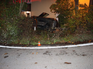 Řidič se dvěma promile vyletěl v Nových Zámcích ze zatáčky. Naboural do auta a domu