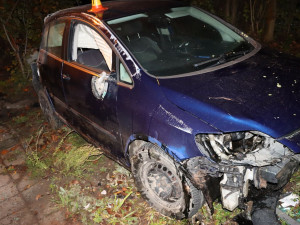 Řidič se dvěma promile vyletěl v Nových Zámcích ze zatáčky. Naboural do auta a domu