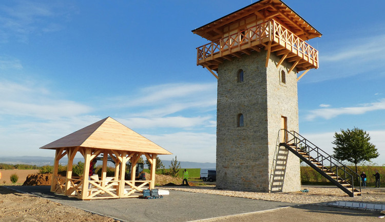 VIDEO: Ještě neotevřela, už láká turisty. V Tučíně u Přerova vyrostla vyhlídková římská věž