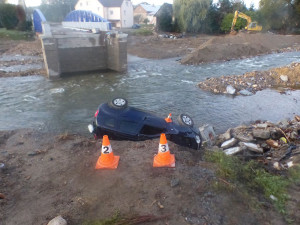 Řidič se na Jesenicku zřítil s autem do řeky. Navigace ho poslala na silnici, kterou odnesla povodeň