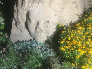 Sochu z písku na olomouckém náměstí poškodil nožem vandal. Strážníci ho opodál zadrželi