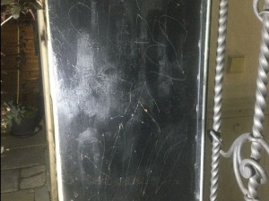 Sochu z písku na olomouckém náměstí poškodil nožem vandal. Strážníci ho opodál zadrželi