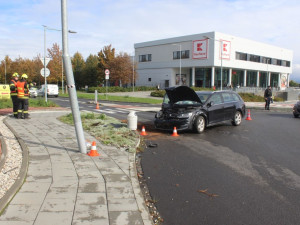Namol opilá řidička nabourala v Olomouci auta i autobus, zastavil ji až náraz do pouliční lampy