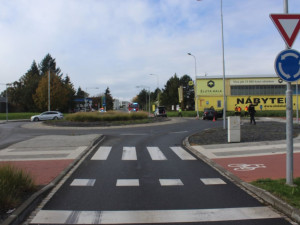 Namol opilá řidička nabourala v Olomouci auta i autobus, zastavil ji až náraz do pouliční lampy